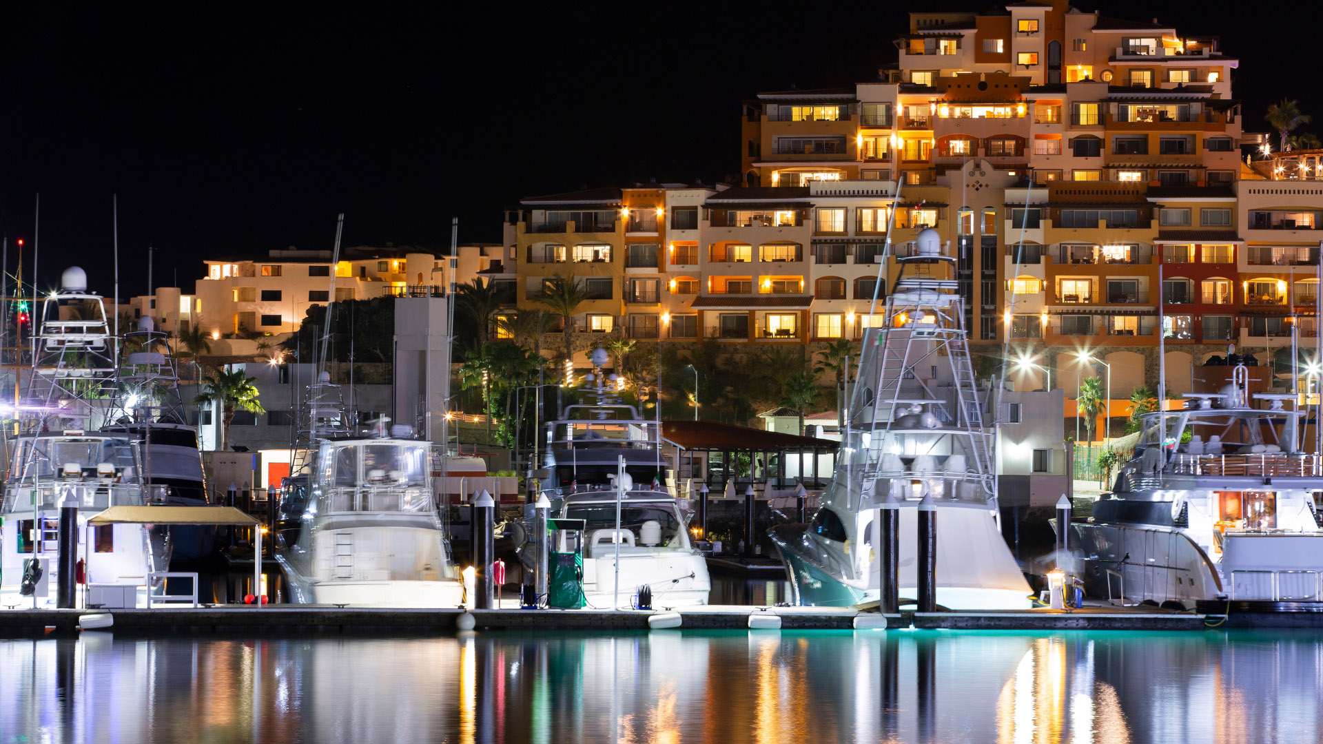 Pedregal clifftop villas overlooking the Pacific and the Cabo San Lucas Marina