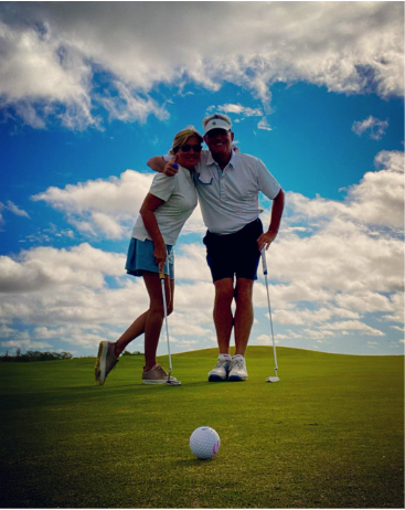 Denise González playing golf in Los Cabos